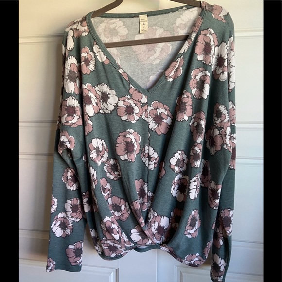 Lazy Sundays Tops - Soft floral twisted front pullover